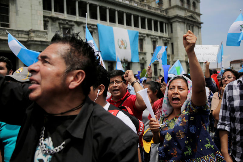 © Reuters. Anti-government protesters shout slogans outside Guatemala's Congress in Guatemala City