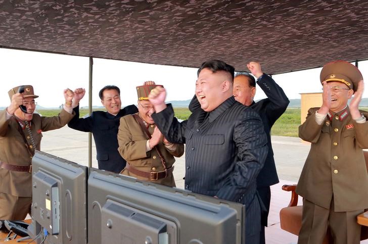 © Reuters. Líder norte-coreano Kim Jong Un comanda lançamento de míssil Hwasong-12