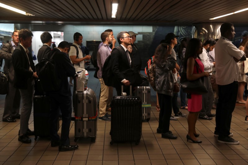© Reuters. تعزيز إجراءات الأمن في شبكات النقل بنيويورك بعد تفجير لندن