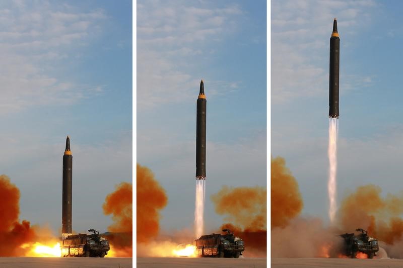 © Reuters. كوريا الشمالية تقول إنها تسعى إلى تحقيق "توازن" عسكري مع أمريكا