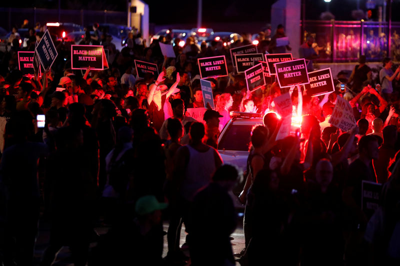 © Reuters. محتجون يتدفقون على شوارع سانت لويس بعد حكم بتبرئة رجل شرطة سابق من قتل شاب أسود