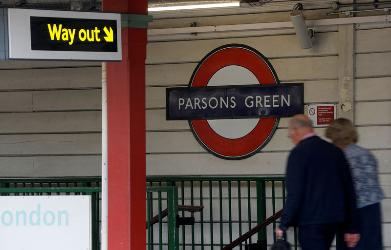 © Reuters. La policía británica busca sospechosos del atentado en el metro de Londres