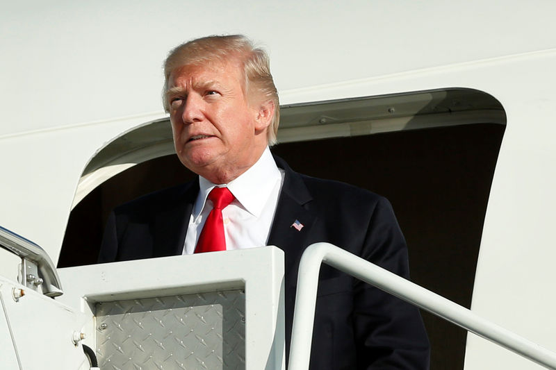 © Reuters. U.S. President Trump arrives at Morristown municipal airport for a weekend at the Trump National Golf Club in Bedminster ahead of next week's United Nations General Assembly