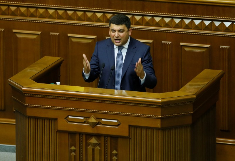 © Reuters. Ukrainian Prime Minister Volodymyr Groysman addresses lawmakers during a session at the Ukrainian parliament in Kiev