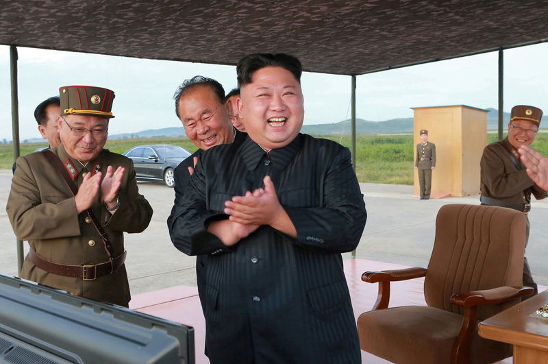 © Reuters. Líder de Corea del Norte dice que quiere "equilibrio" militar con Estados Unidos