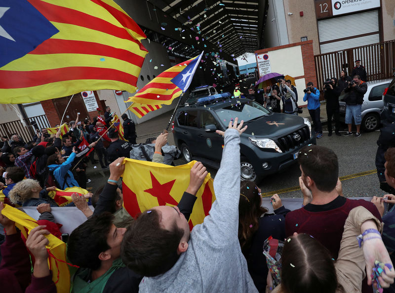 © Reuters. La Policía, en busca de las urnas ocultas para impedir el referéndum catalán