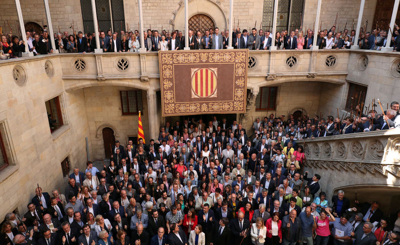 © Reuters. Cientos de alcaldes catalanes desafían a la Fiscalía antes del referéndum