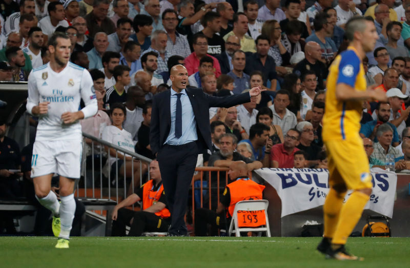 © Reuters. Zidane quiere más de Bale mientas el Madrid se mide a una Real Sociedad impecable