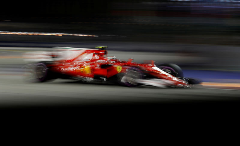 © Reuters. Vettel logra la 'pole' en Singapur, Hamilton quinto