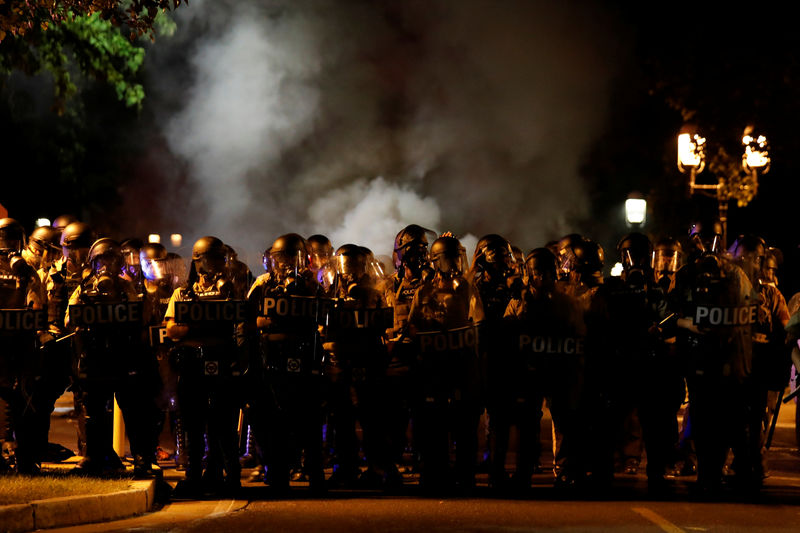 © Reuters. Disturbios en EEUU tras la absolución de un expolicía blanco que mató a un negro
