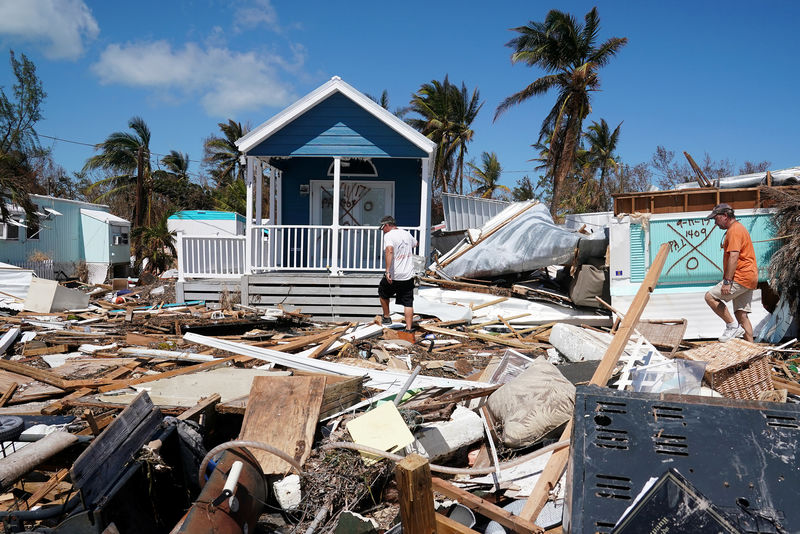 © Reuters. Residents walk though a debris field of former houses following Hurricane Irma in Islamorada