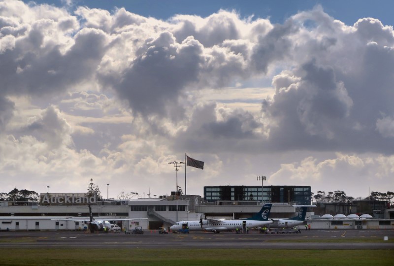 © Reuters. FILE PHOTO - Air New Zealand Bombardier Q300 planes sit near the terminal at Auckland Airport in New Zealand