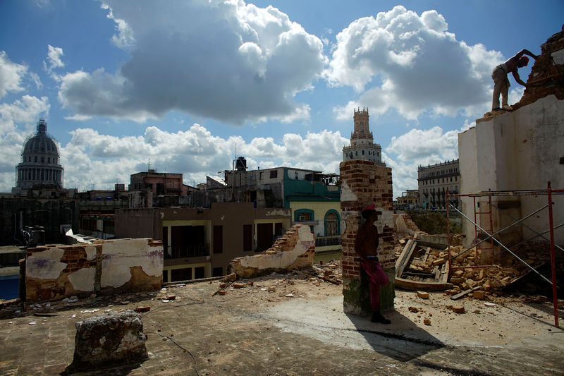 © Reuters. العاصمة الكوبية تسلط الضوء على حملة الإسكان بعد الدمار الذي سببه إرما