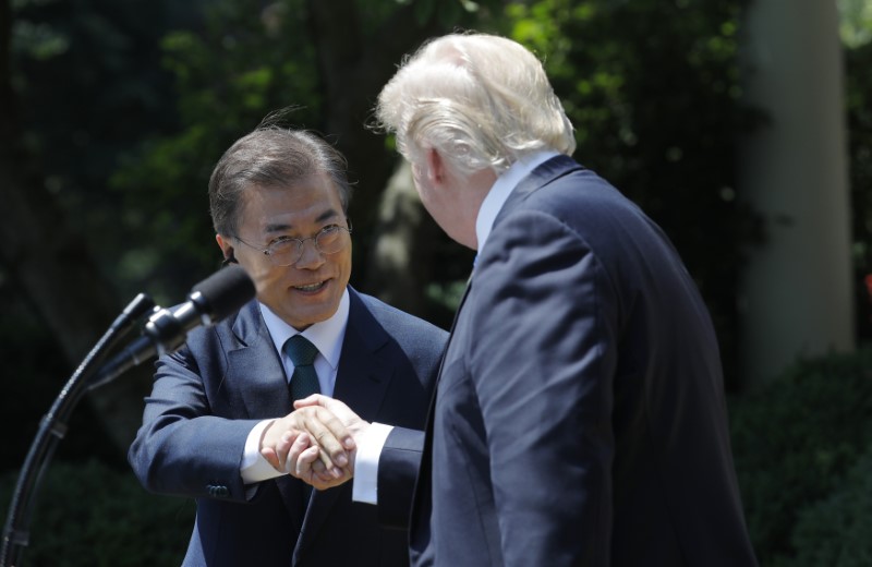 © Reuters. File photo: U.S. President Trump greets South Korean President Moon Jae-in prior to delivering joint statement at the White House in Washington