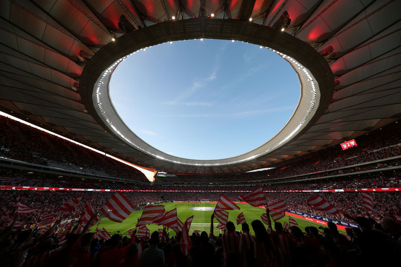 © Reuters. El Atlético despliega su clásica garra en la inauguración de su nuevo estadio