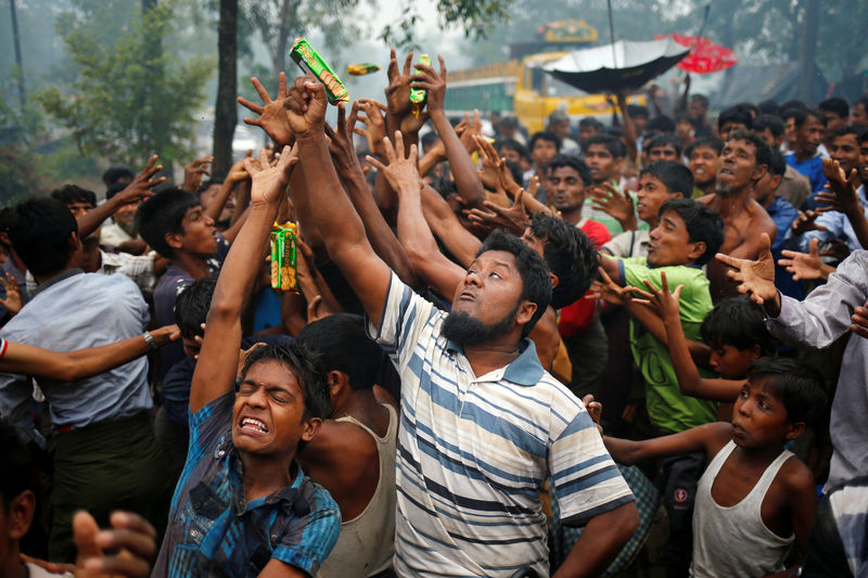 © Reuters. جماعات إغاثة تحذر من وفيات الروهينجا في بنجلادش