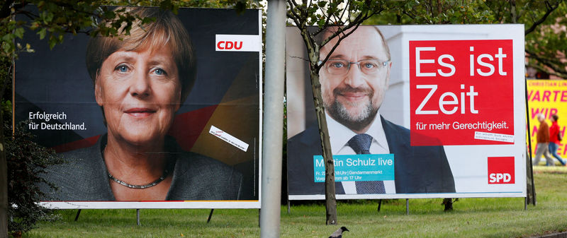 © Reuters. Election campaign posters of the CDU and SPD for the upcoming general elections are pictured in Berlin