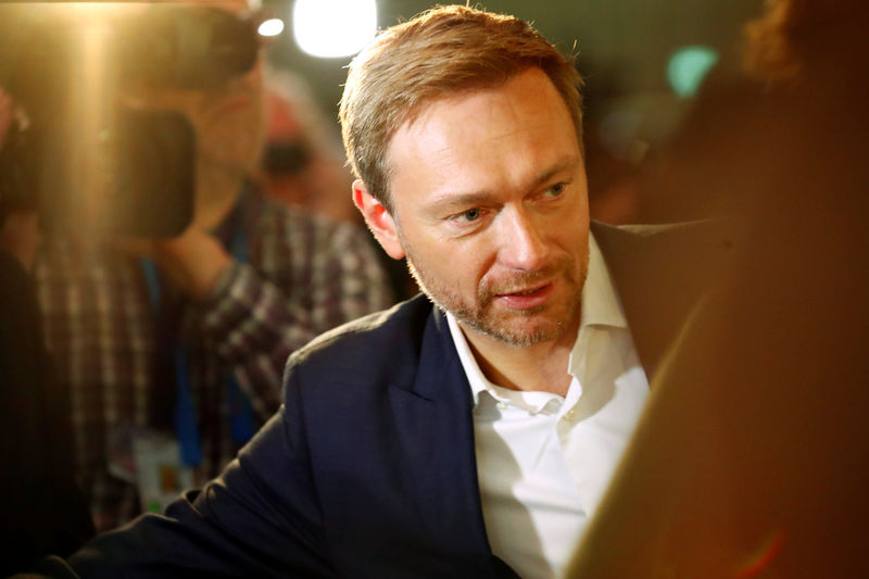 © Reuters. The leader of Germany's Free Democrats (FDP) Christian Lindner attends the FDP party convention in Berlin