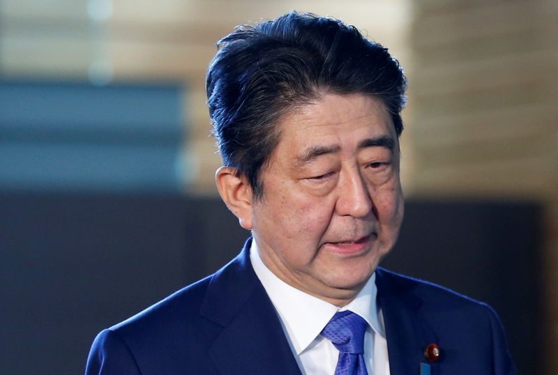 © Reuters. El primer ministro de Japón considera adelantar las elecciones