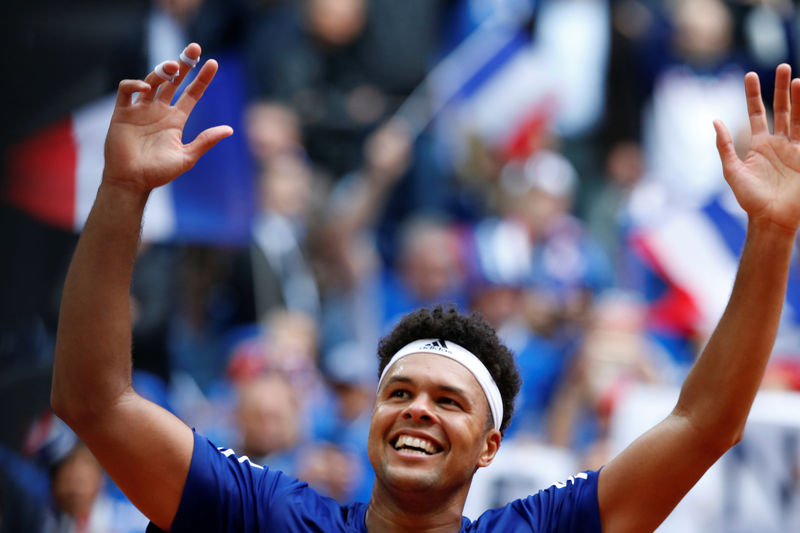 © Reuters. فرنسا تهزم صربيا لتبلغ نهائي كأس ديفيز للتنس