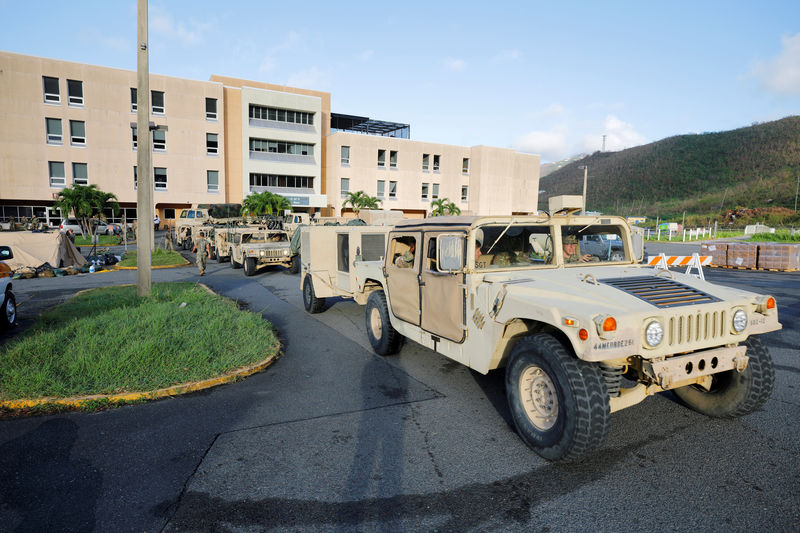 © Reuters. Soldiers from the 602nd Area Support Medical Company evacuate their unit from Schneider Regional Medical Center in advance of Hurricane Maria, in Charlotte Amalie, St. Thomas
