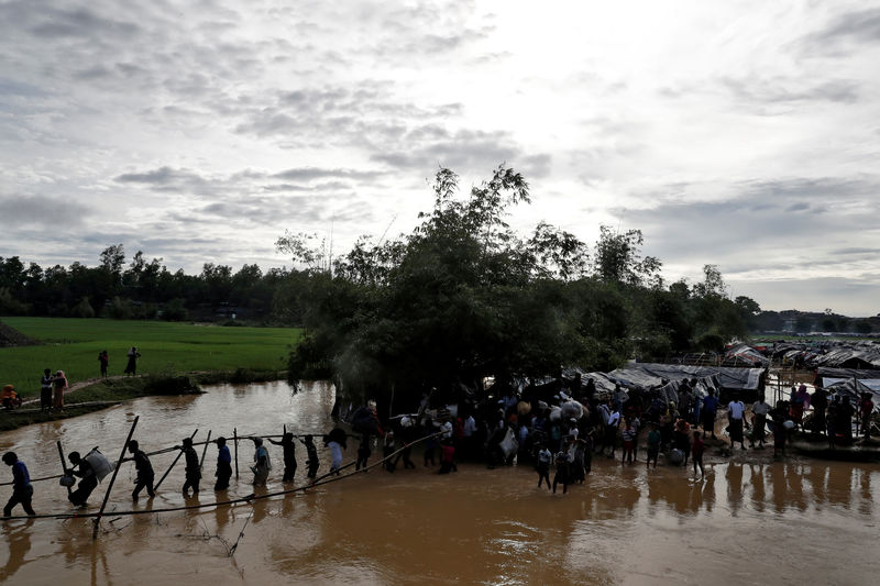 © Reuters. حصري-الروهينجا يستغيثون للخروج من ميانمار وسكان يهددونهم "سنقتلكم جميعا"