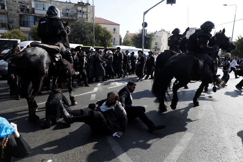 © Reuters. اعتقال محتجين من اليهود المتدينين على أثر اشتباك عنيف في القدس