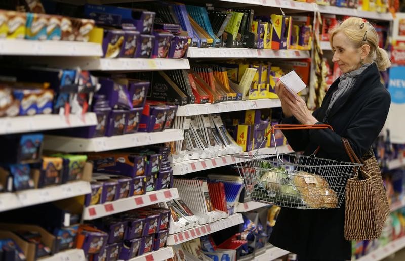 © Reuters. FILE PHOTO: A shopper checks her shopping list in a supermarket in London