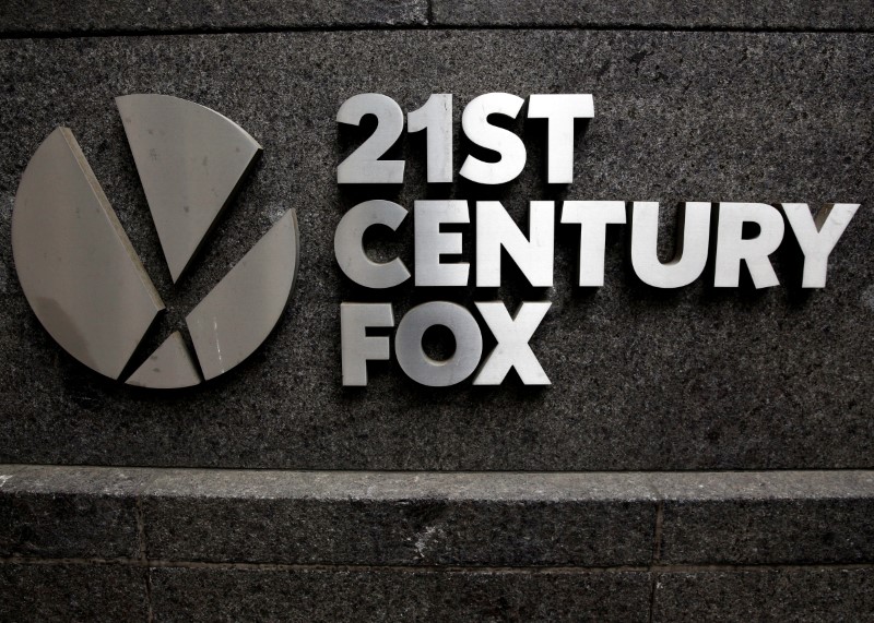 © Reuters. FILE PHOTO -  The 21st Century Fox  logo is seen outside the News Corporation headquarters in New York