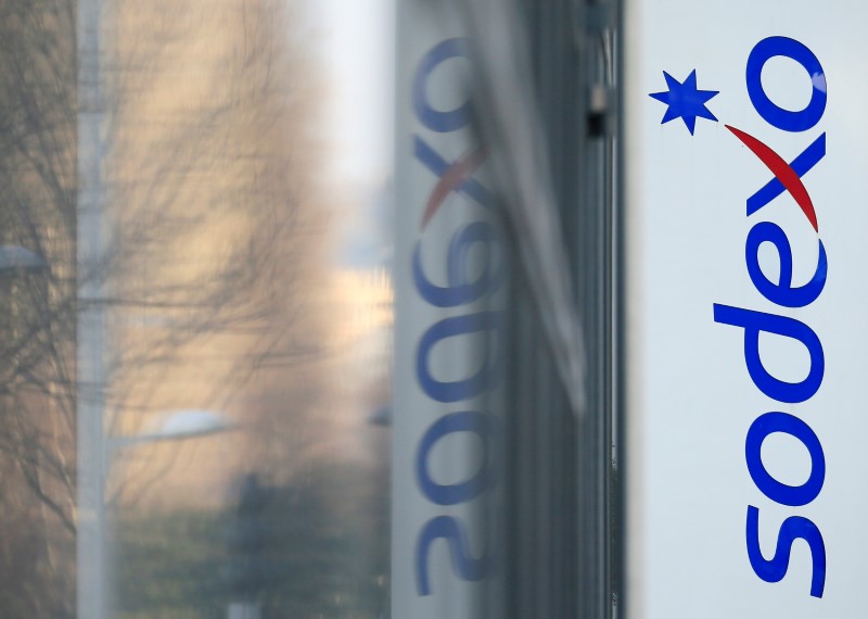 © Reuters. The logo of French food services and facilities management group Sodexo is seen at the company headquarters in Issy-les-Moulineaux near Paris