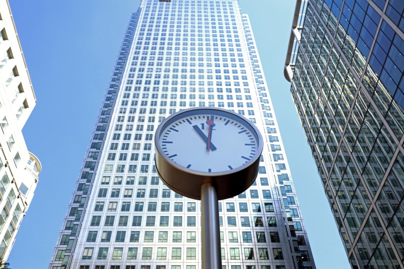 © Reuters. FILE PHOTO: A clock is seen in London's Financial centre at Canary Wharf In London, Britain