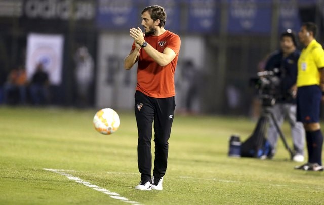 © Reuters. El Alavés despide al entrenador argentino Zubeldía tras su cuarta derrota consecutiva en La Liga