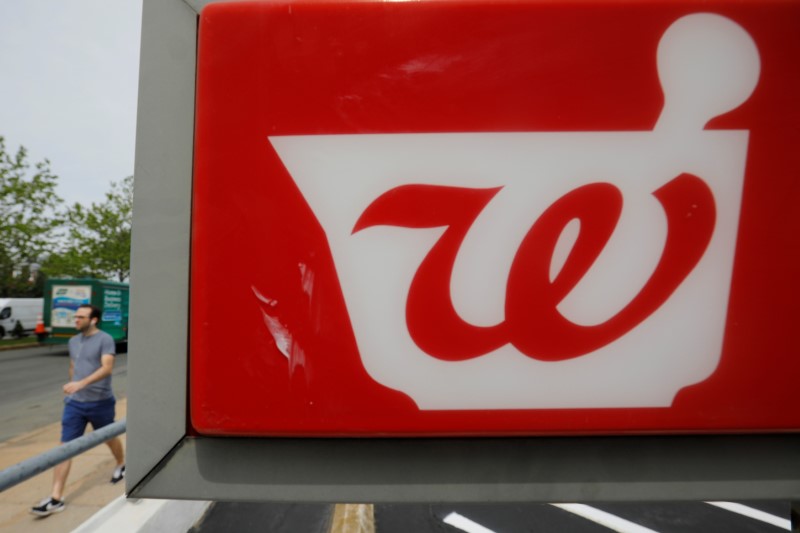© Reuters. Pedestrian passes a sign for a Walgreens pharmacy in Somerville