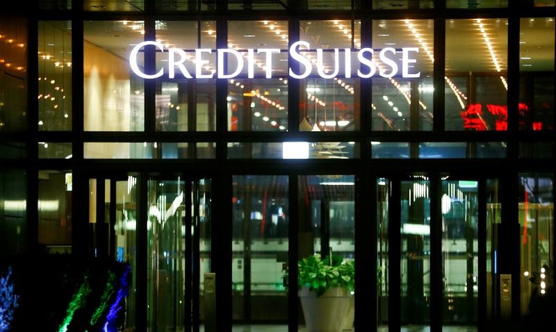 © Reuters. The logo of of Swiss bank Credit Suisse is seen at an office building in Zurich's Oerlikon suburb