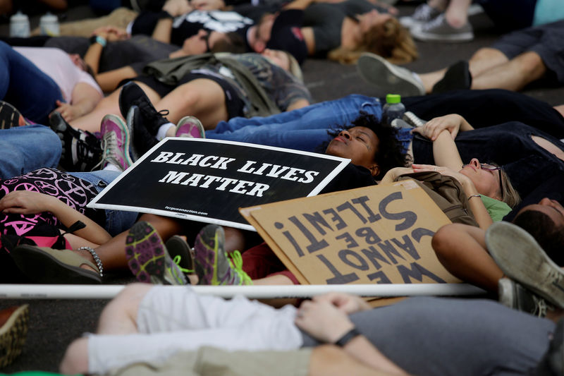 © Reuters. Manifestantes protestam contra a absolvição de um policial branco que matou a tiros um homem negro em 2011, em St. Louis, nos Estados Unidos