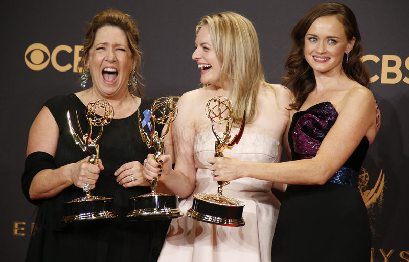 © Reuters. Atrizes da série "The Handmaid's Tale", Ann Dowd, Elisabeth Moss e Alexis Bledel posam com prêmios Emmy, durante evento em Los Angeles