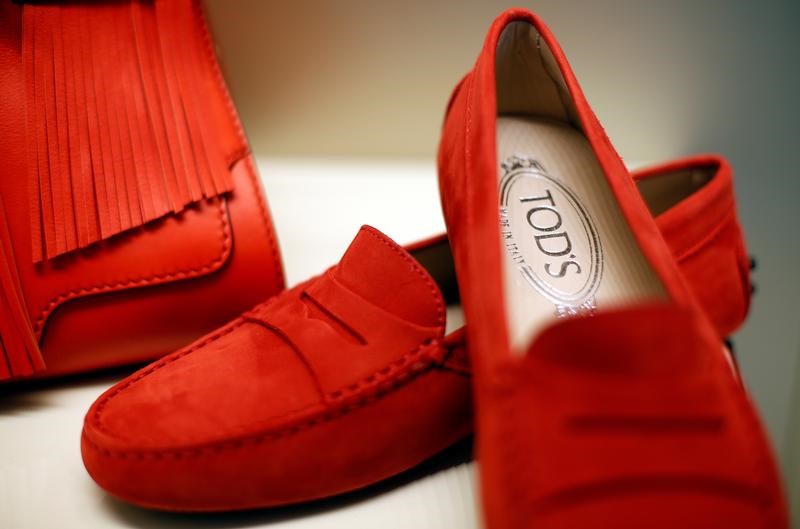 © Reuters. A pair of shoes of the Italian luxury shoemaker Tod's are displayed in Sant'Elpidio a Mare