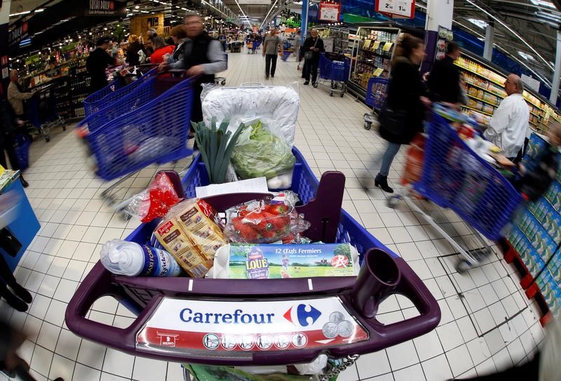 © Reuters. CARREFOUR: FRANCHISE ET TRAVAIL DOMINICAL ENVISAGÉS POUR LES HYPERS