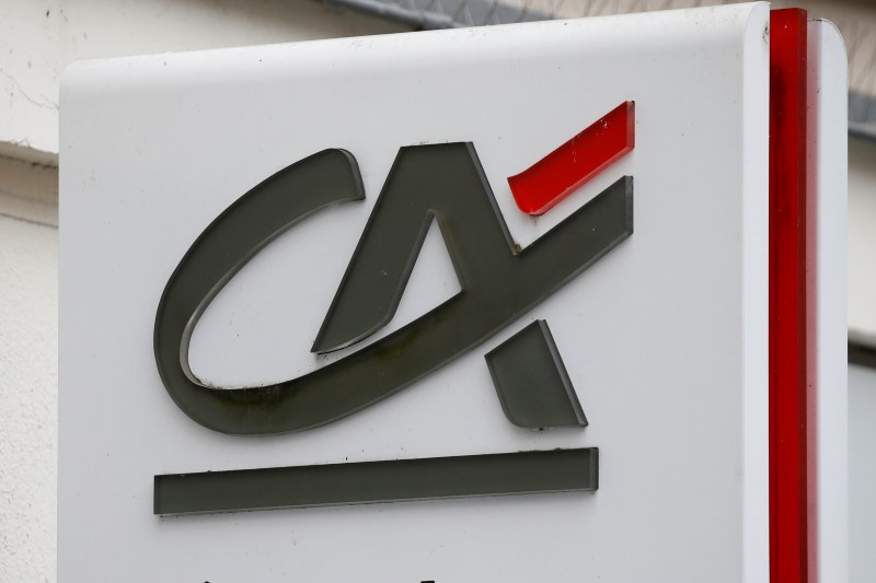 © Reuters. Il logo di Credit Agricole a Parigi