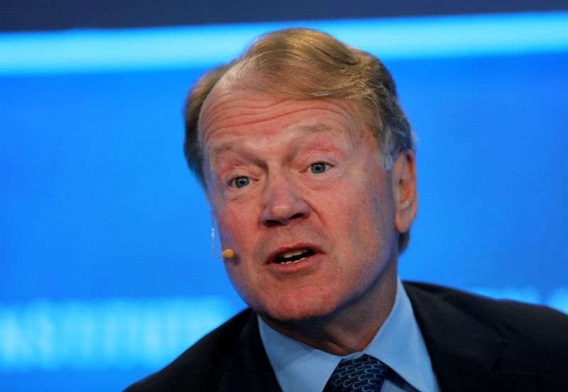 © Reuters. John Chambers, Executive Chairman of Cisco, speaks during the Milken Institute Global Conference in Beverly Hills