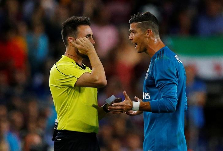 © Reuters. Ronaldo vuelve a la Liga según el Madrid busca presionar al Barça