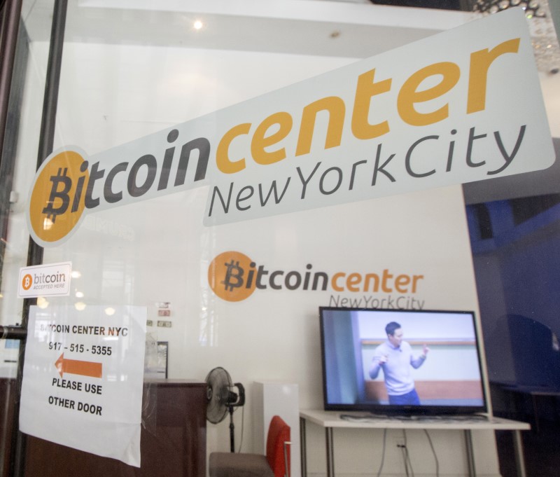 © Reuters. A Bitcoin logo is displayed at the Bitcoin Center New York City in New York's financial district