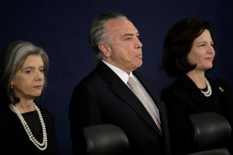 © Reuters. Presidente do STF, Cármen Lúcia (à esquerda), presidente Michel Temer, e Raquel Dodge, nova procuradora-geral de República, durante cerimônia de posse nesta segunda-feira