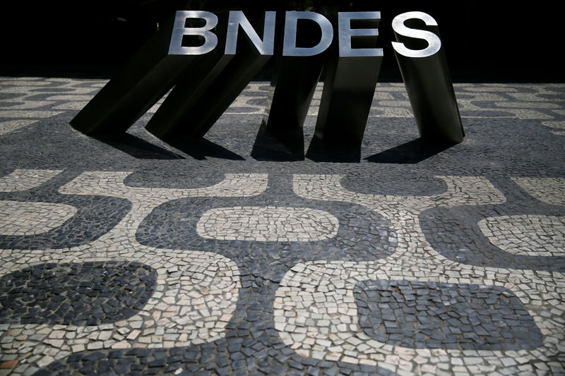 © Reuters. Logo do Banco Nacional de Desenvolvimento Econômico e Social (BNDES) na sede do banco no Rio de Janeiro