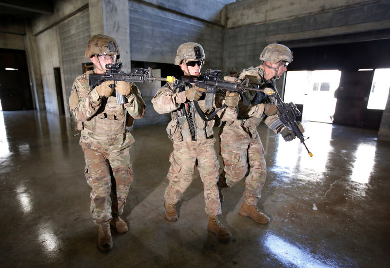 © Reuters. U.S. Army soldiers take part in an urban warfare drill during their joint military exercise, named Orient Shield 17, with Japan Ground Self-Defense Force members in Gotemba