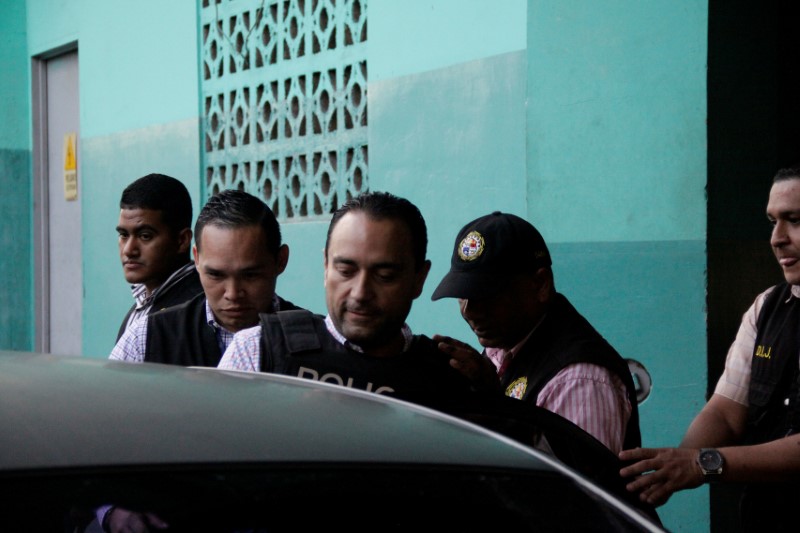 © Reuters. Former governor of Mexico's Quintana Roo state Roberto Borge is escorted by policemen while leaving a court of appeals in Panama City