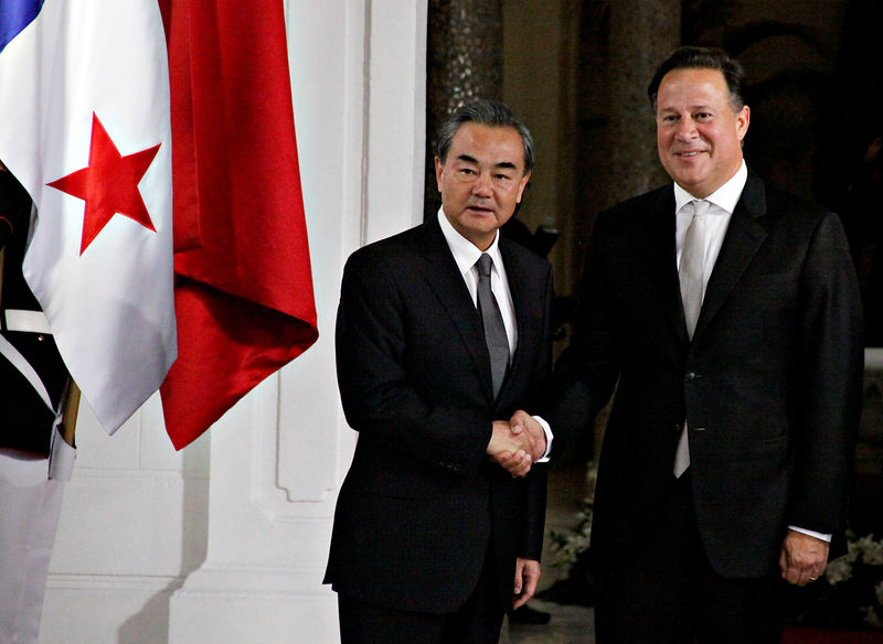 © Reuters. China's Foreign Minister Wang Yi shakes hands with Panama's President Juan Carlos Varela during a welcome ceremony before a meeting at the presidential palace in Panama City