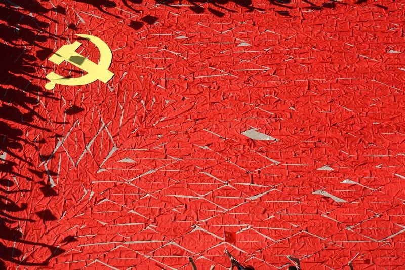 © Reuters. A flag of the Communist Party of China, made of red scarves by students ahead of the 19th National Congress of the Communist Party, is seen at a primary school in Linyi