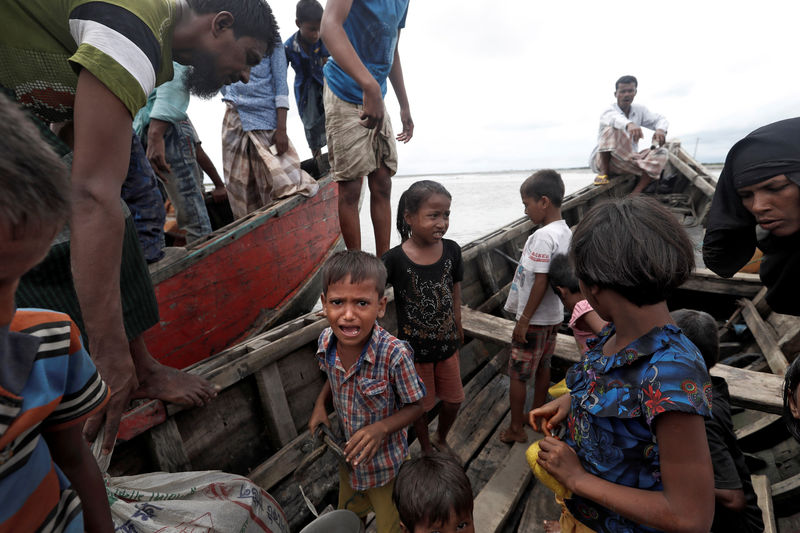 © Reuters. Rohingya refugees wait to be transported to Cox's Bazar after their arrival