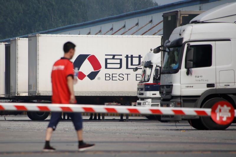 © Reuters. A man walks in the compound of a distribution hub of the Chinese logistics company Best Inc in Beijing